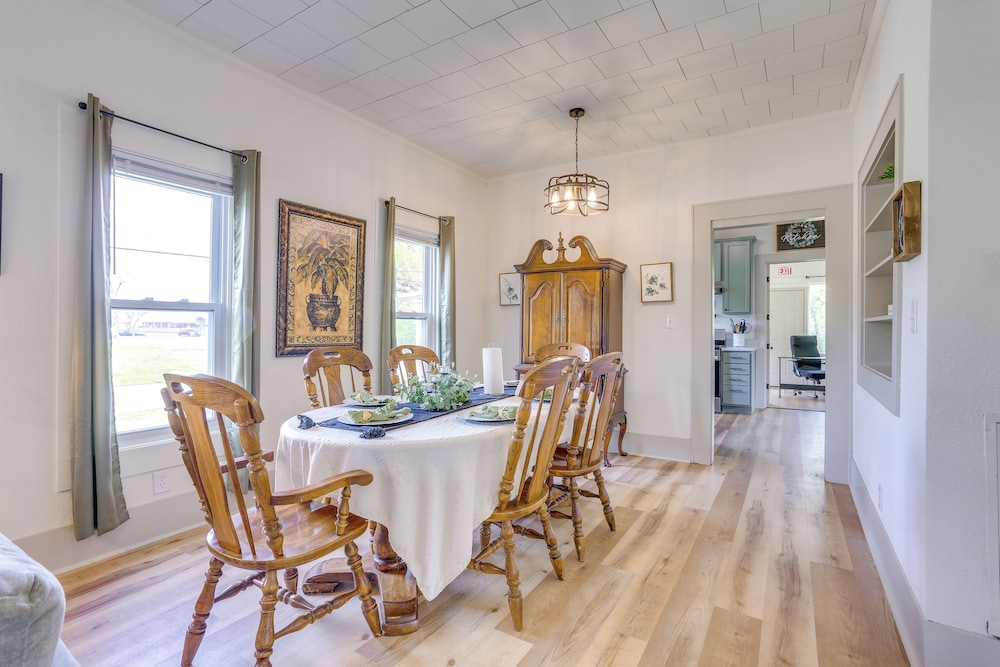 Half-mi to Dtwn Lufkin: Charming & Spacious Home!