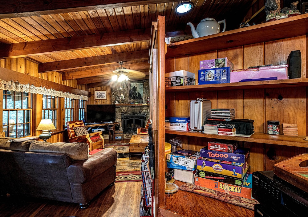 Bear Creek Lodge and Cabins in Helen Ga - Pet Friendly, River on Property, Walking Distance to downtown Helen