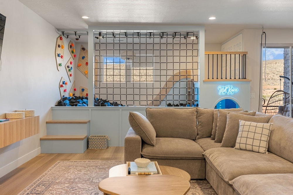 Sandy Cheeks 6 Bedroom Townhouse