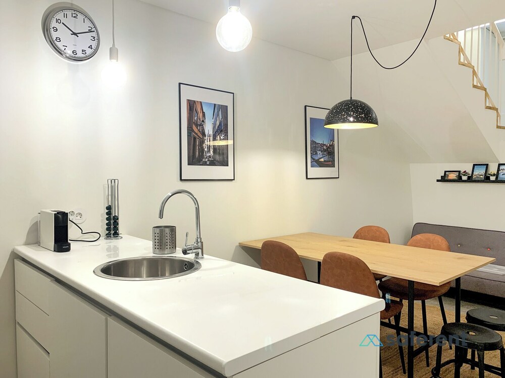 Bucks4 Fantastic 1BD + 1 Triplex Next to Ribeira