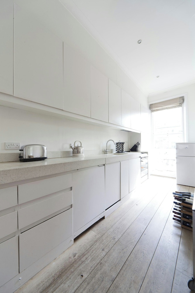 Bassett Road IV by Onefinestay