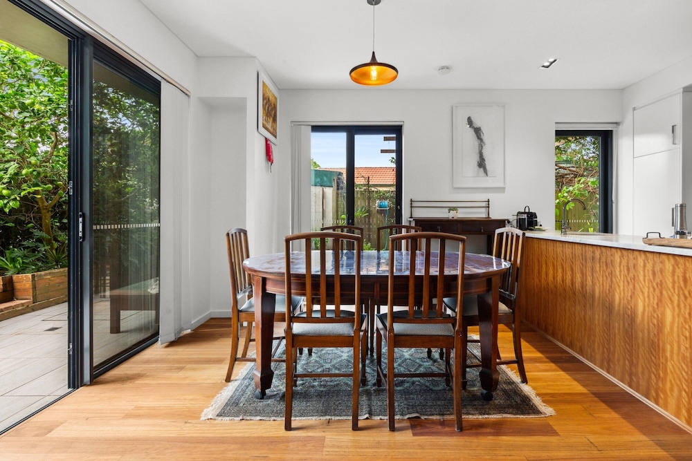 Spacious 2-bed Retreat With BBQ & Courtyard