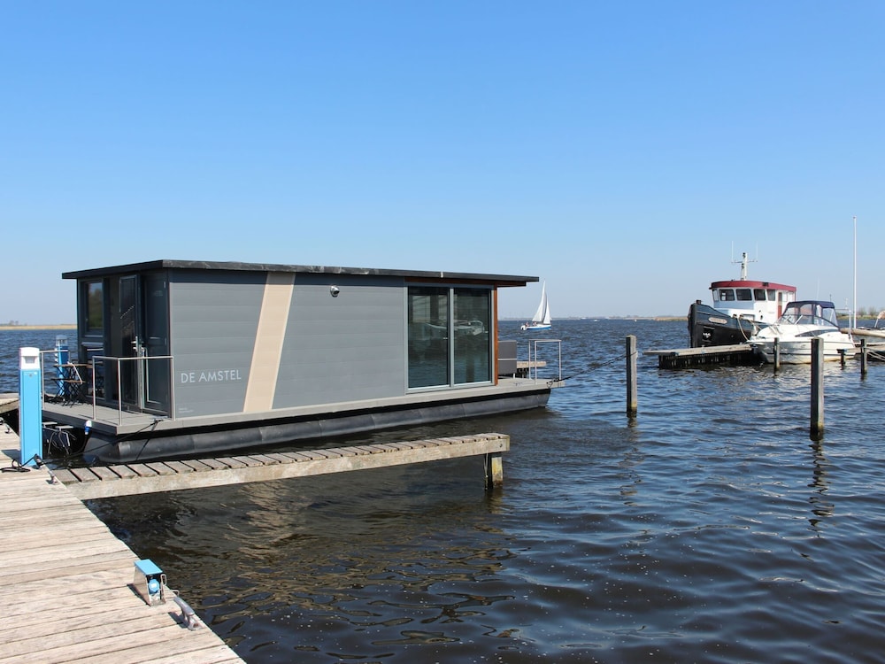 Modern Houseboat With air Conditioning Located in Marina