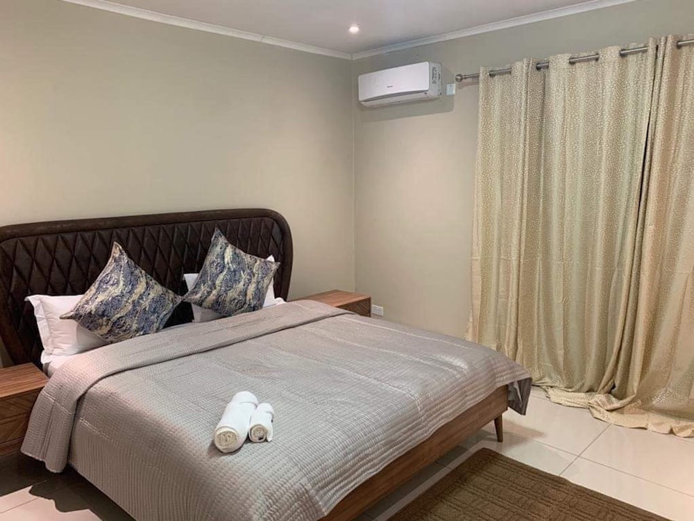 Executive 3 Bedrooms Fully Furnished Apartment Close to Amenities view 3