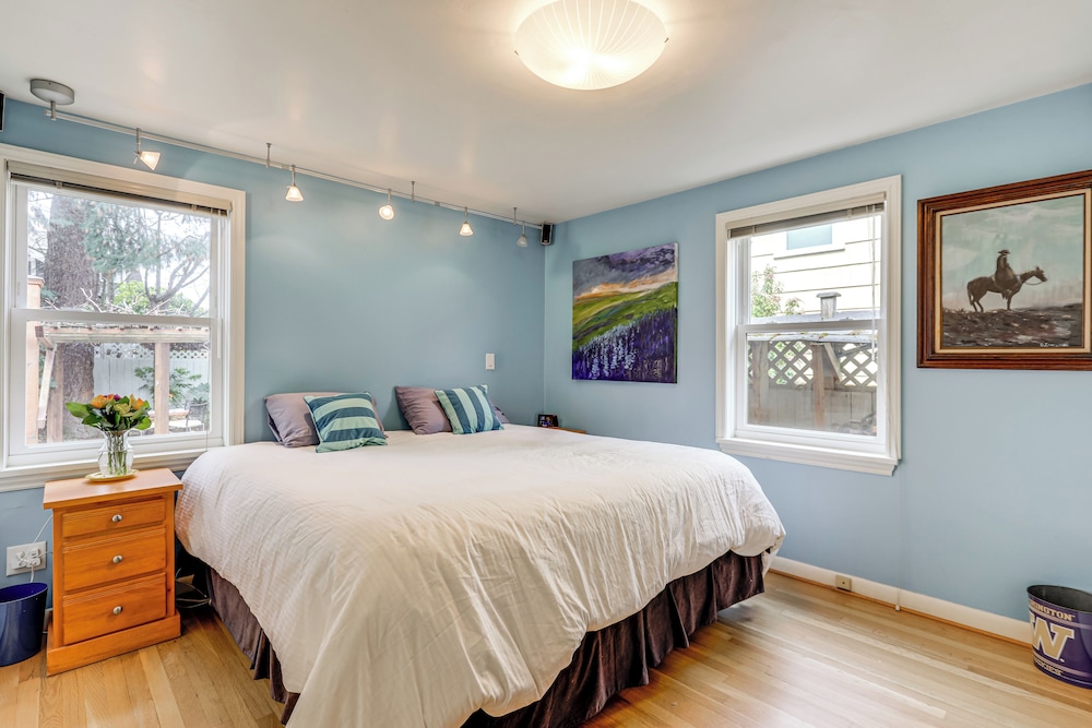 6 Mi to Dtwn Seattle: Walkable Home w/ Hot Tub