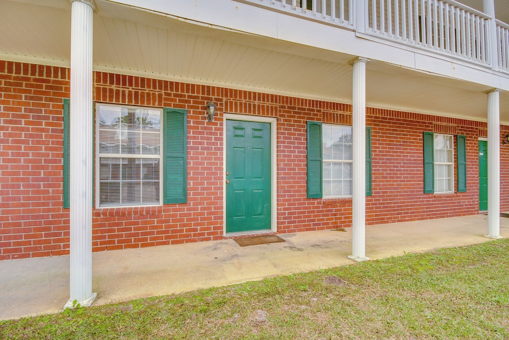 Community Grills & Pool: Gautier Condo!