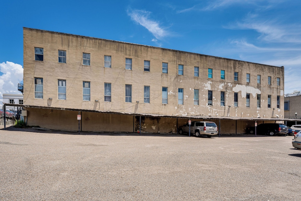 Walk to Corpus Christi Bay: Loft w/ Shaded Parking