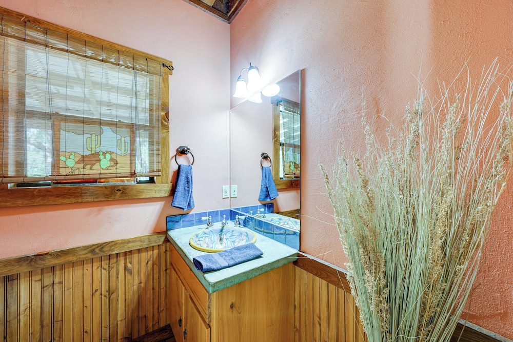 Swim, Hike & Unwind: Serene Hill Country Retreat