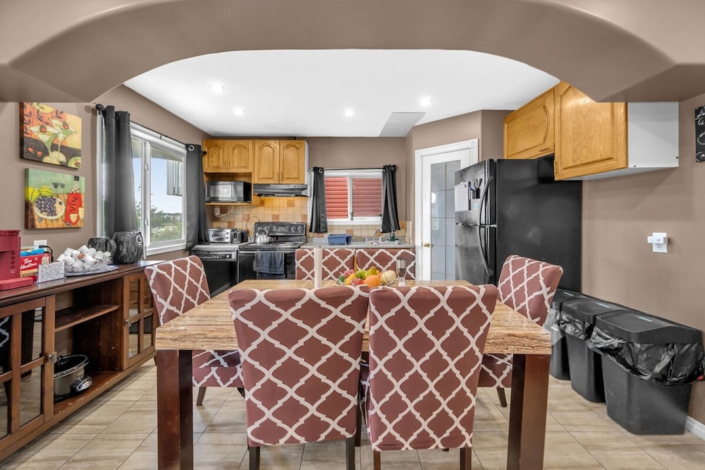 52-3 Bed Suite on Lake Central A C By Airport