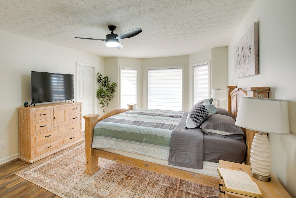Private Deck & Game Room: Portland Group Getaway