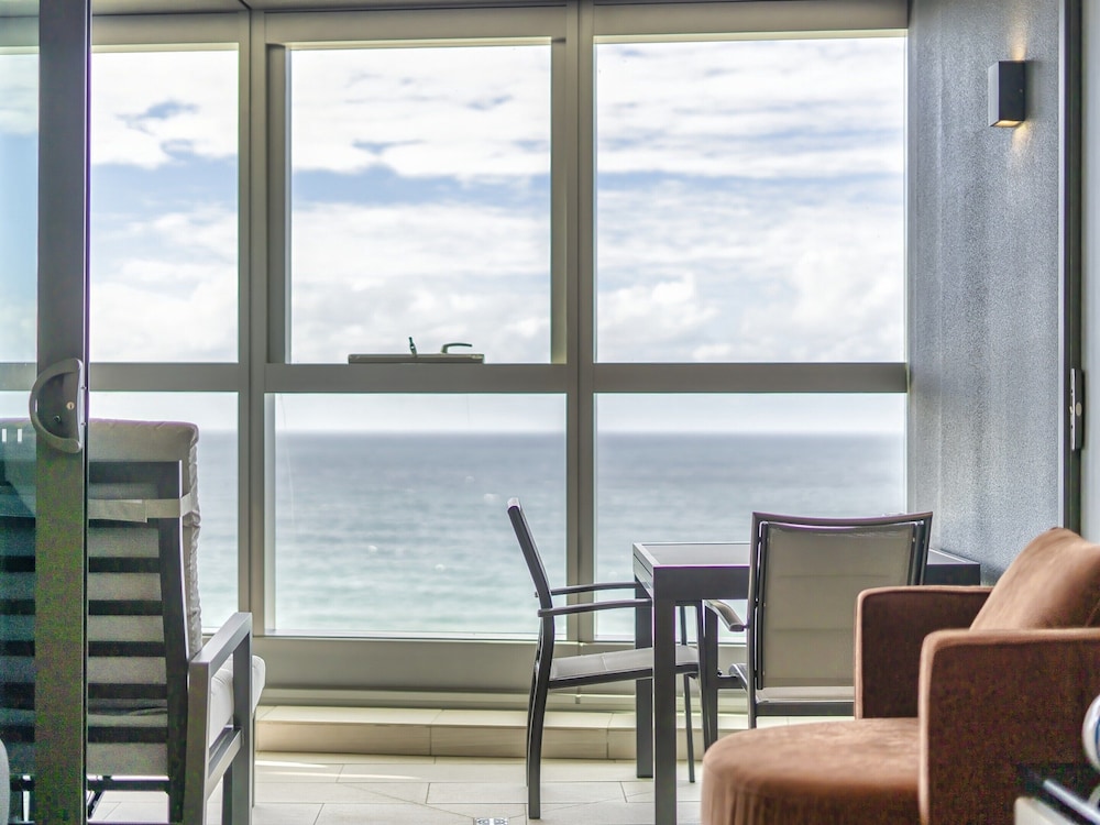 Luxury Beachfront 1-bed Apartment With Pool & Gym