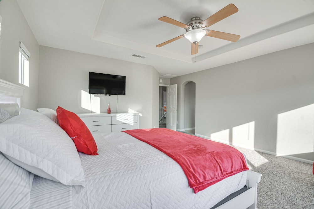 3 Mi to Downtown Merced: Family-friendly Home