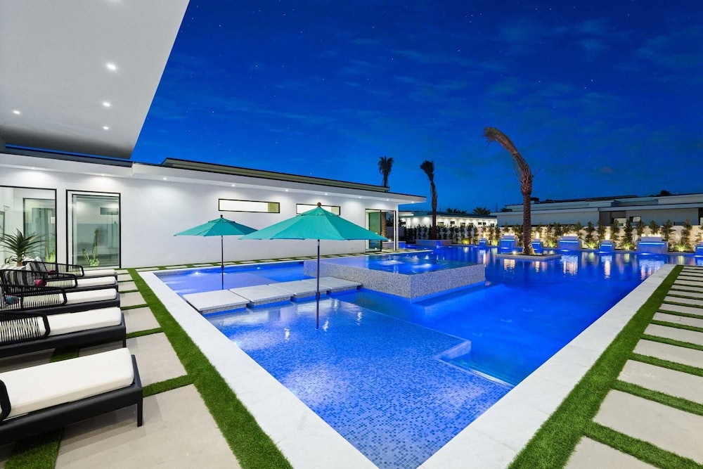 Sleeps 20 Spacious Retreat Pool & Hot Tub Retreat Bravo Villa #4 by Avantstay