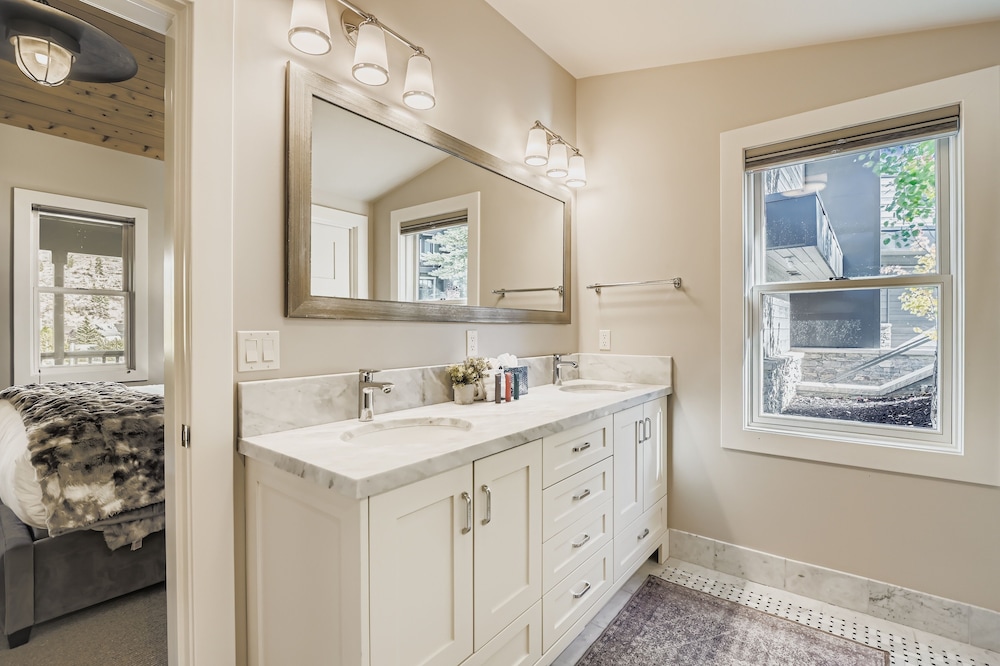 King Road Luxury Lodge, Private Hottub, Game Room, Media Room 45 4 Bedroom Home