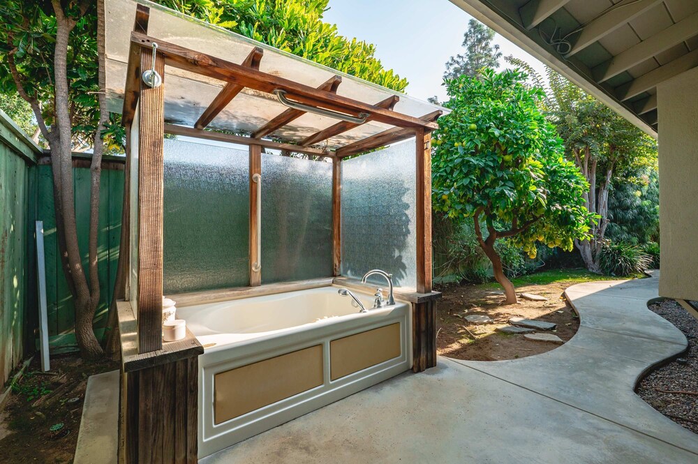 Bright Family Getaway Large Backyard Oasis Patio