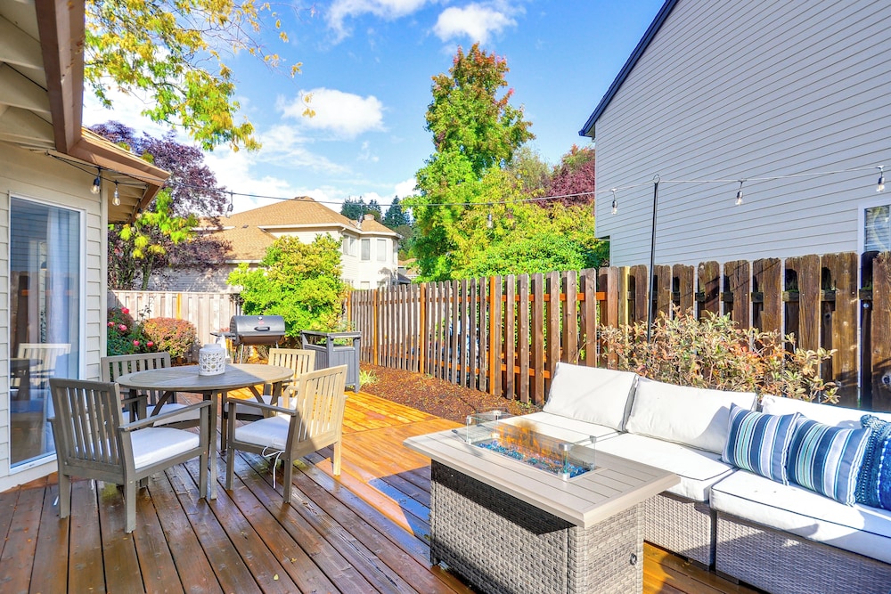 Near Shops & Cafes: Beaverton Haven w/ Luxe Decor!