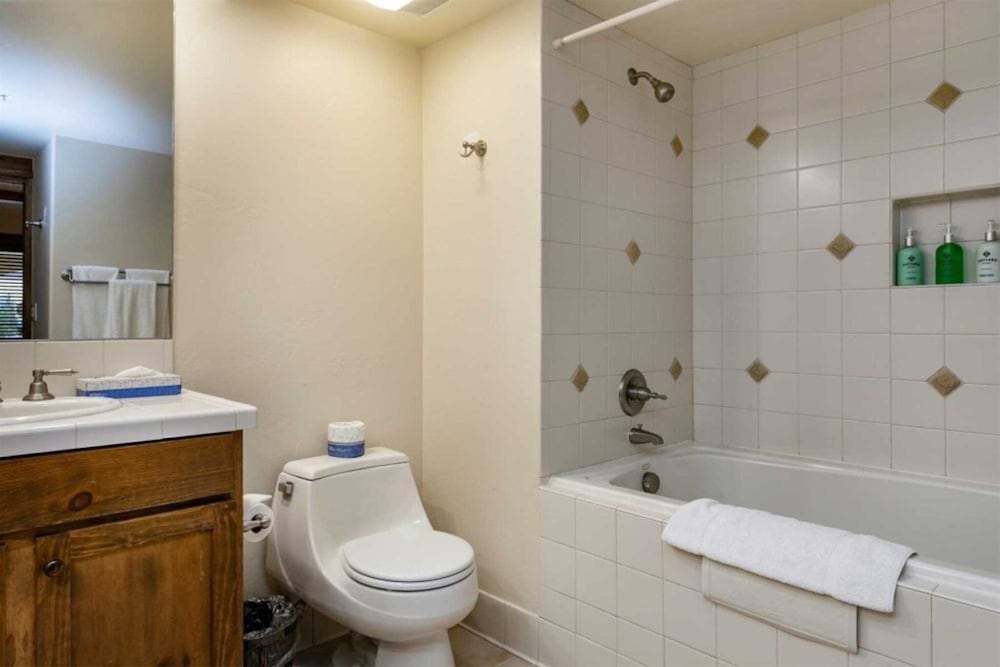 Convenient 2BR Condo in Lionshead Village w/ Pool, hot tub & More!