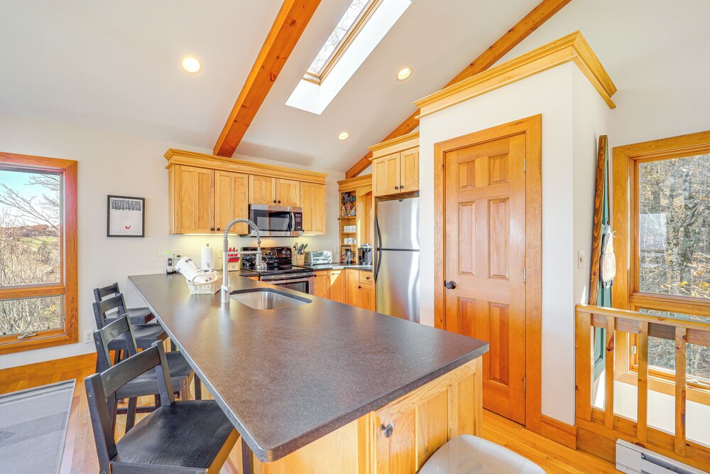 Deck, Fire Pit & Game Room: Beech Mountain Retreat