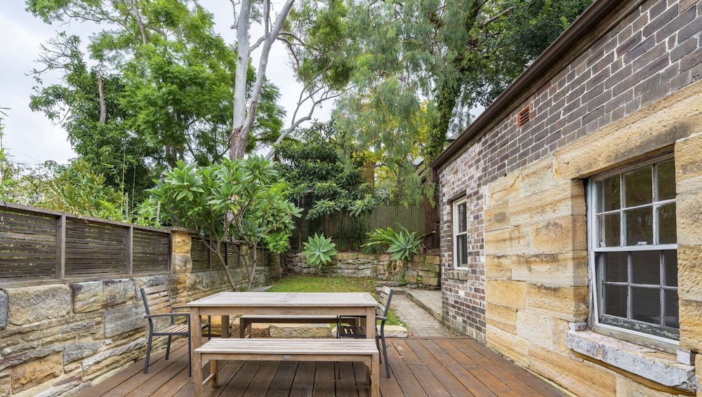 Kozyguru | Balmain | Charming 3 Room Cottage