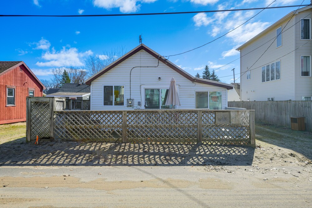 Sunset Bay Cottage w/ Fire Pit: Walk to Beach! view 3