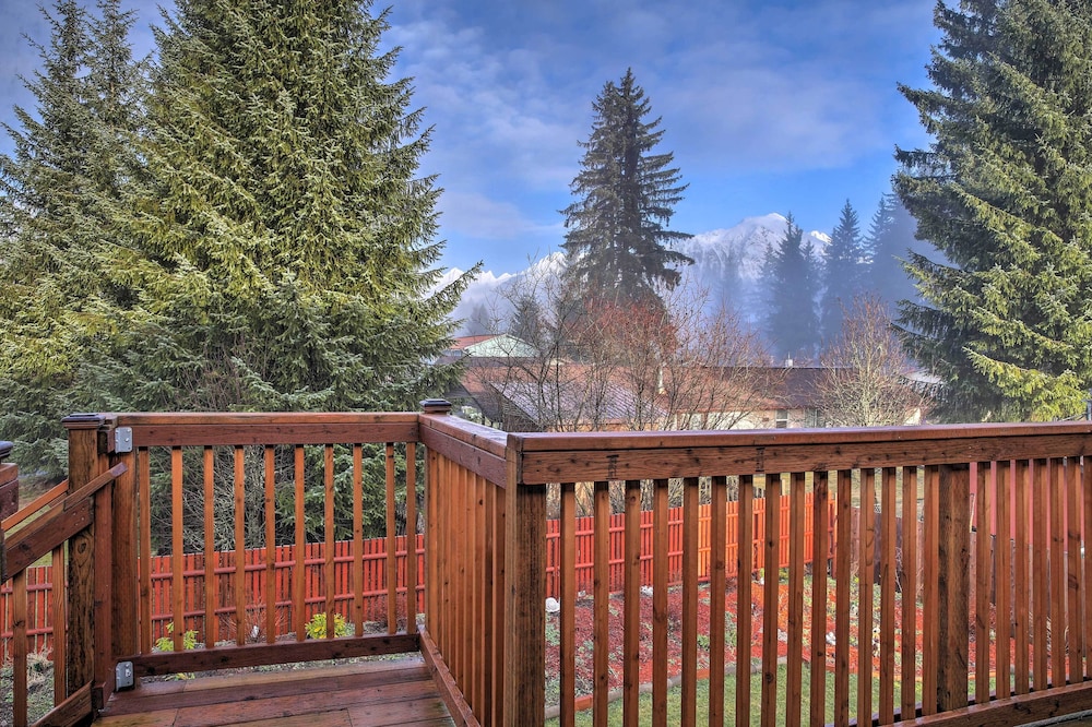 Juneau Vacations - Expansive Getaway  2 Miles to Mendenhall Glacier! - Property Image 1