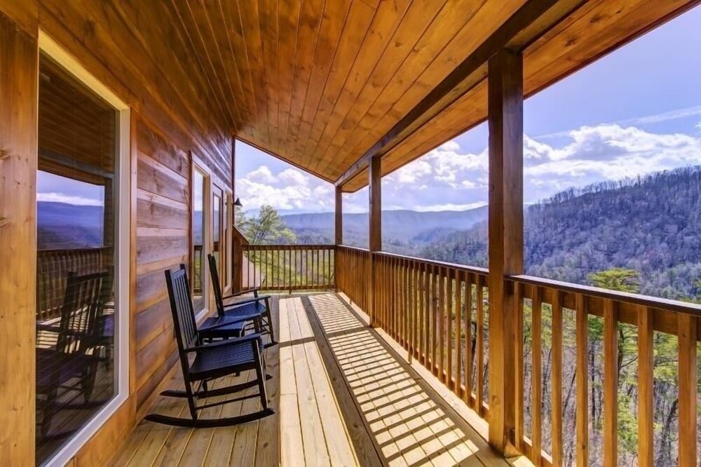 Country Cozy - 4 Bedrooms, 5 Baths, Sleeps 16 Home by RedAwning