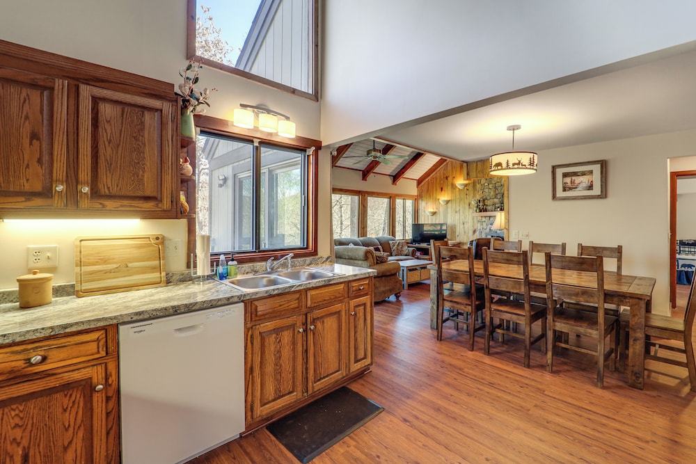 1/4 Mi to Skiing & Golf! Sugar Mountain Getaway