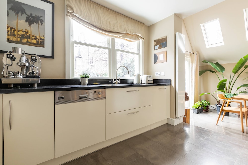 Poplar Grove II by Onefinestay