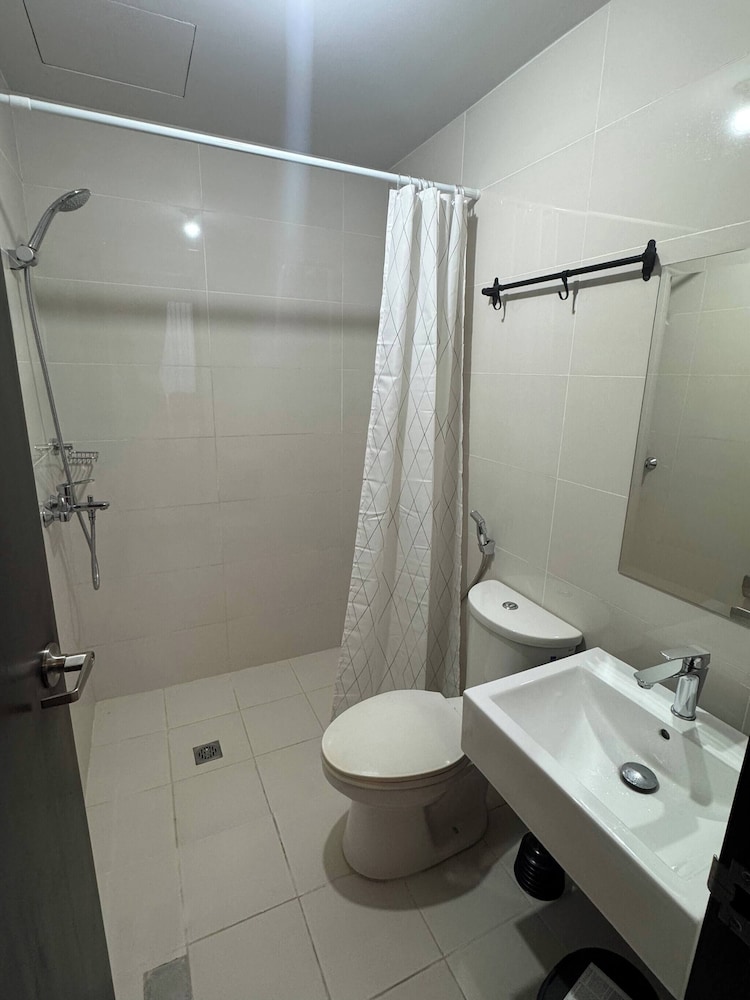 Modern & Spacious 2BR 68 sqm Condo in Manhattan Heights Pool View