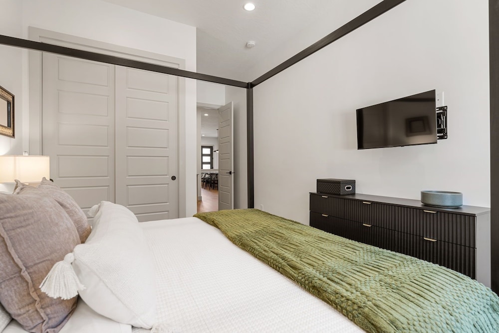 The Fish Bowl 6 Bedroom Townhouse