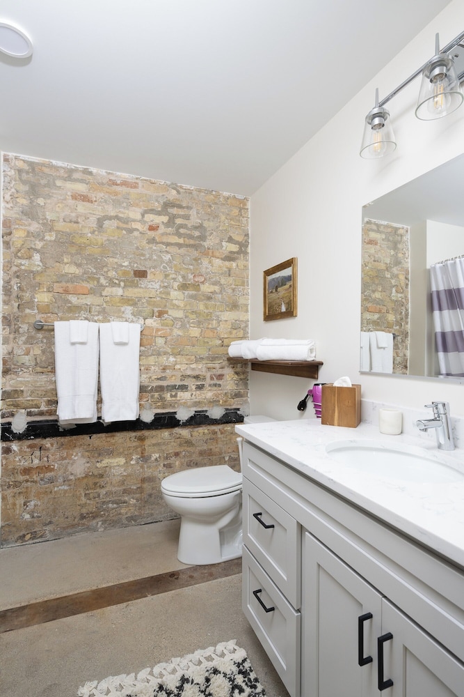 Brewery District Apartment Near Fiserv with Rooftop, Gym, and Parking