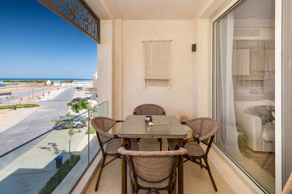 Xuru Stays I Sparky & Summery 2 BDR @ Mangroovy Free Beach & Pool Access