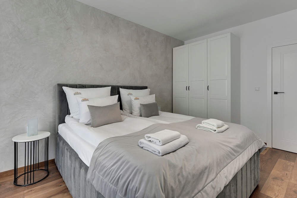 Bastion Wałowa City Center & Parking by Downtown Apartments