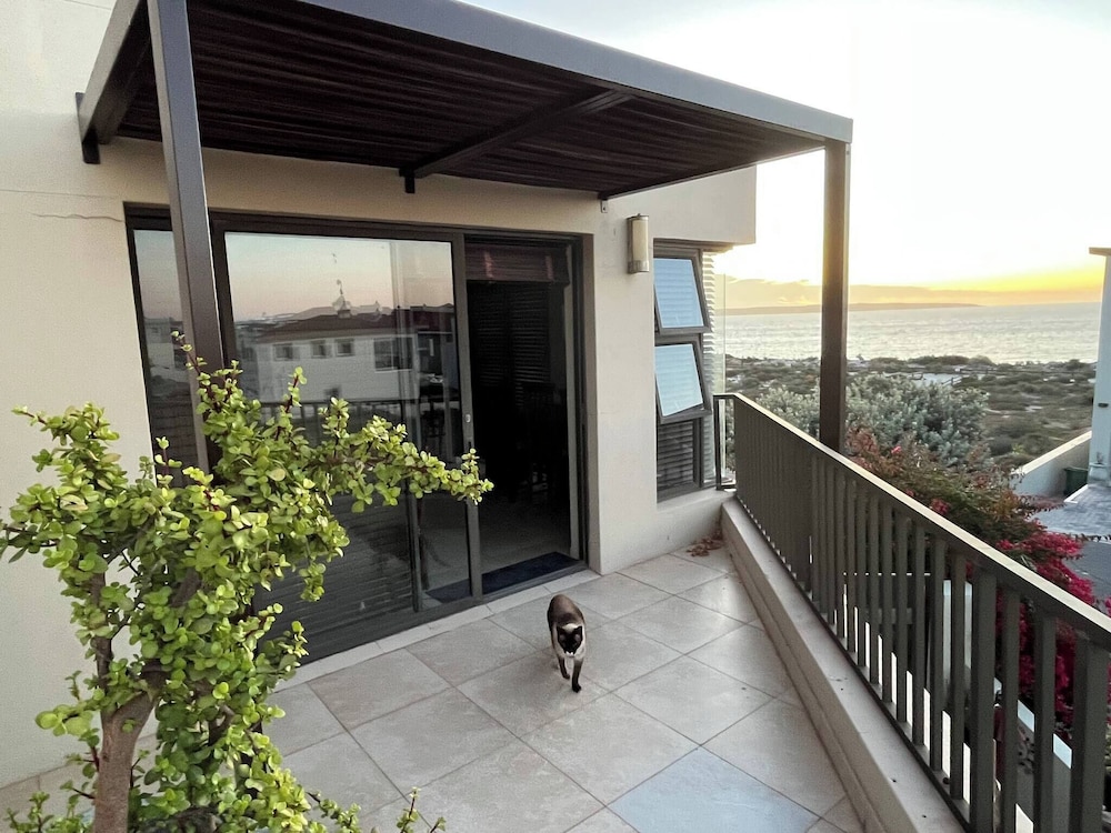 Whispering Waves - Serene Langebaan Getaway With Breathtaking Views