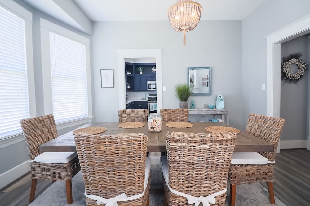 Vibrant Bungalow 2 Minutes to the Beach