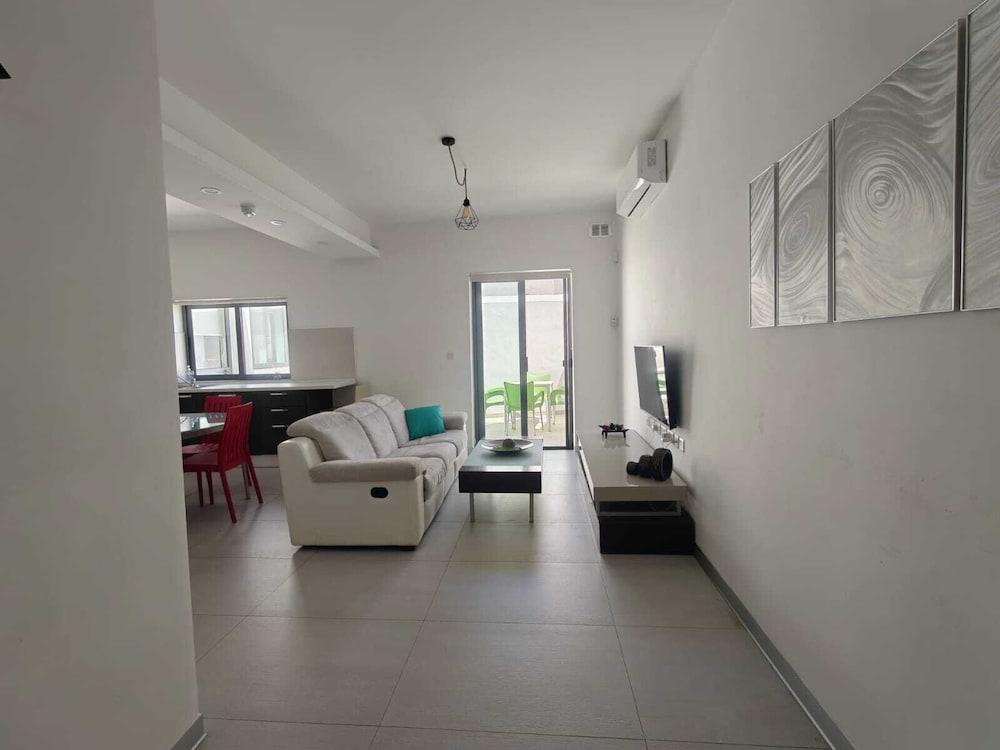 Twin Room with Laundry in Pembroke