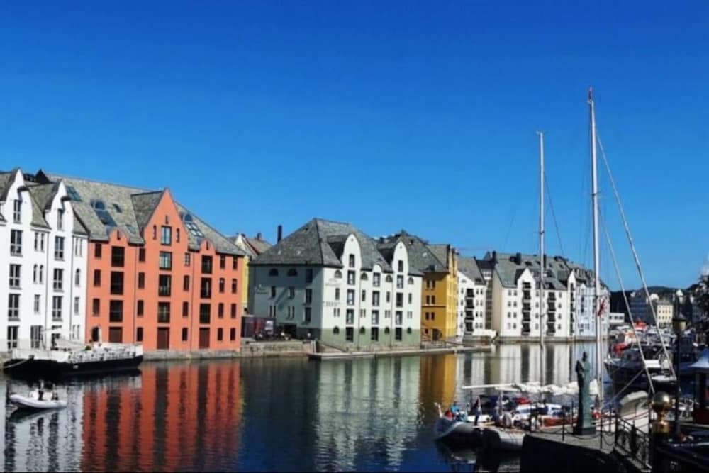 Family Friendly, Free Parking Space, Short Walk to Brosundet