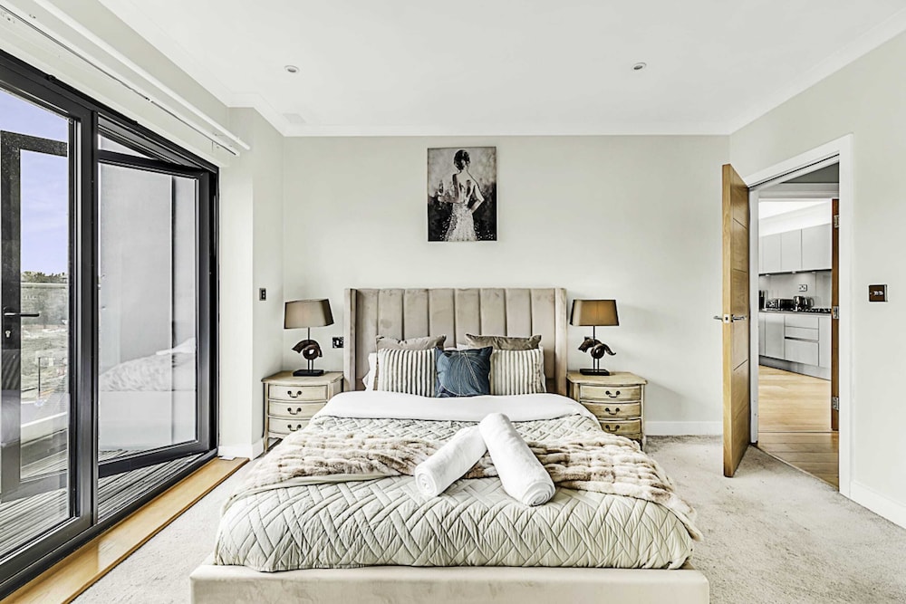 Beautiful Abode In Brentford view 3