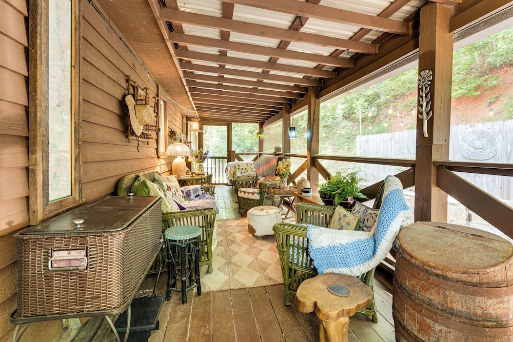 Screened Porch, Deck + Mtn Views: Andrews Retreat!
