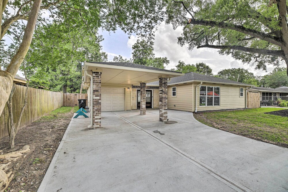 Spacious Houston Family Home With Game Room! view 2