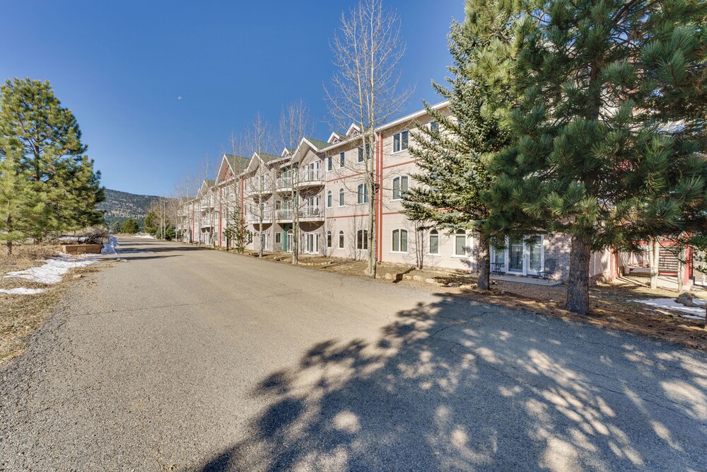 1 Mi to Skiing: Mtn-view Condo in Angel Fire!