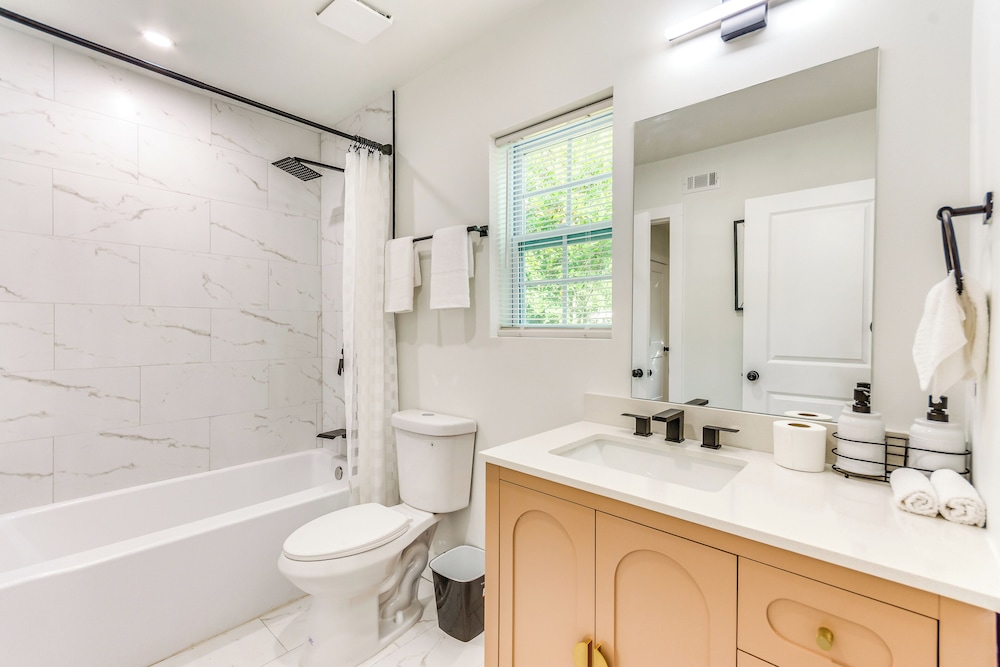 3 Mi to Dtwn Entertainment: Pensacola Family Home!
