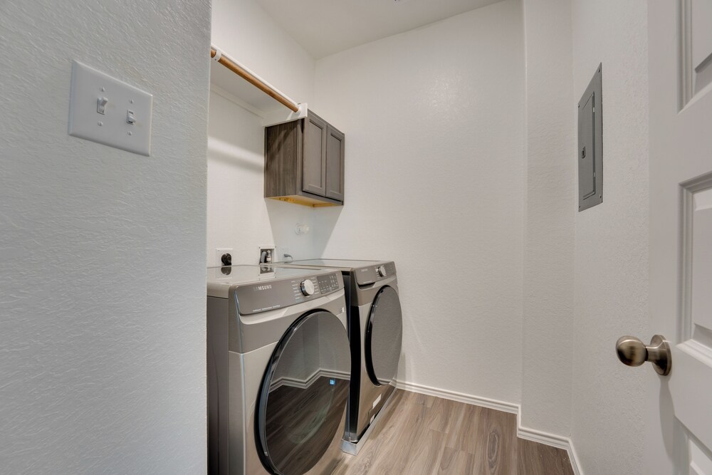 6 Mi to Lackland Afb: Hot Tub, Pool & Game Room!