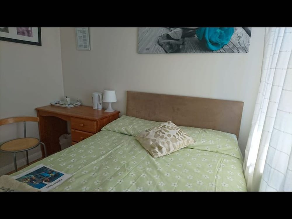 Hayes Vacations - Room in Guest Room - Double Room Private Shower Room - Deg-yr - Property Image 8