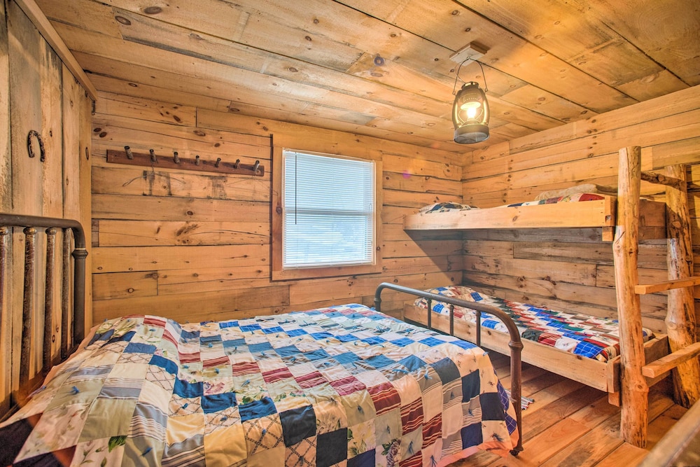 Secluded Powersville Cabin: 25 Mi to Lake Paho!