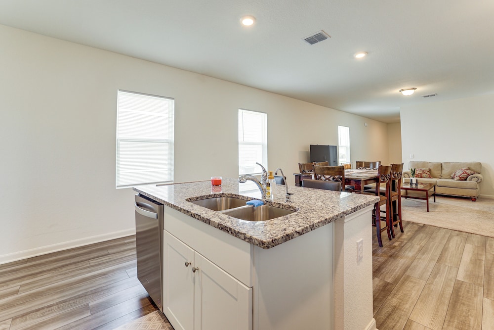 Pool Access: Family Home w/ Yard Near Lackland AFB