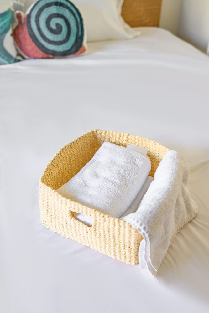 Private Entry Cozy Suite w Patio Bath Kitchenette
