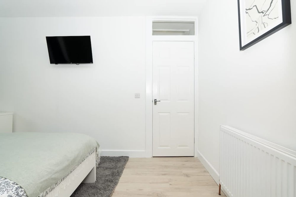 4 Bedrooms-2bath-free Parking