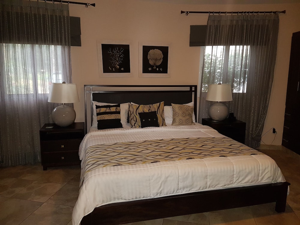 New six bedroom with BBQ and large pool