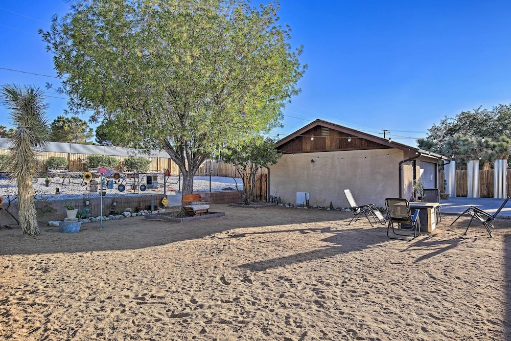 Charming Home, 8 Mi to Joshua Tree Natl Park